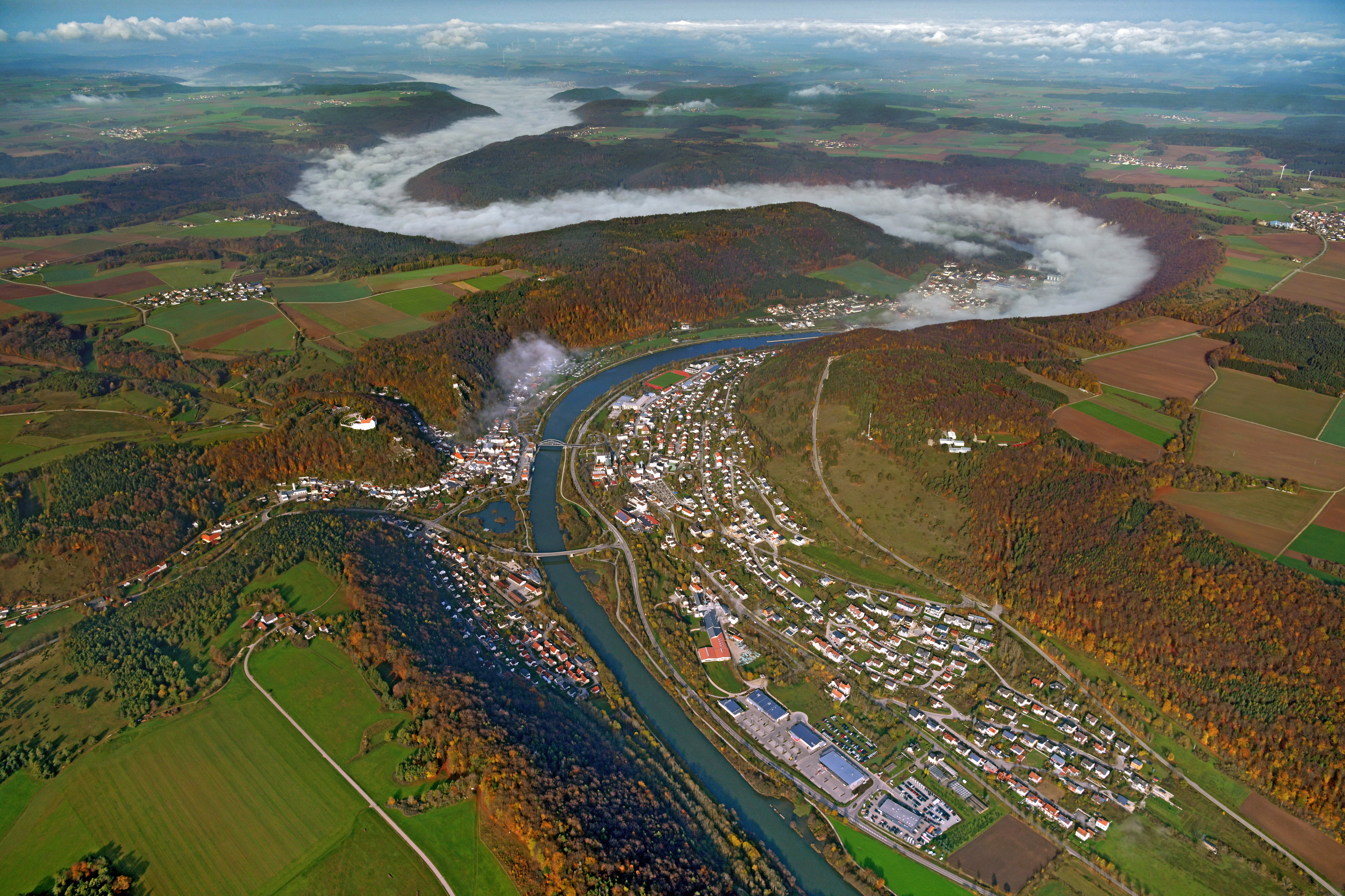 Auf diesem Bild sieht man eine Luftbildaufnahme von Riedenburg im Herbst