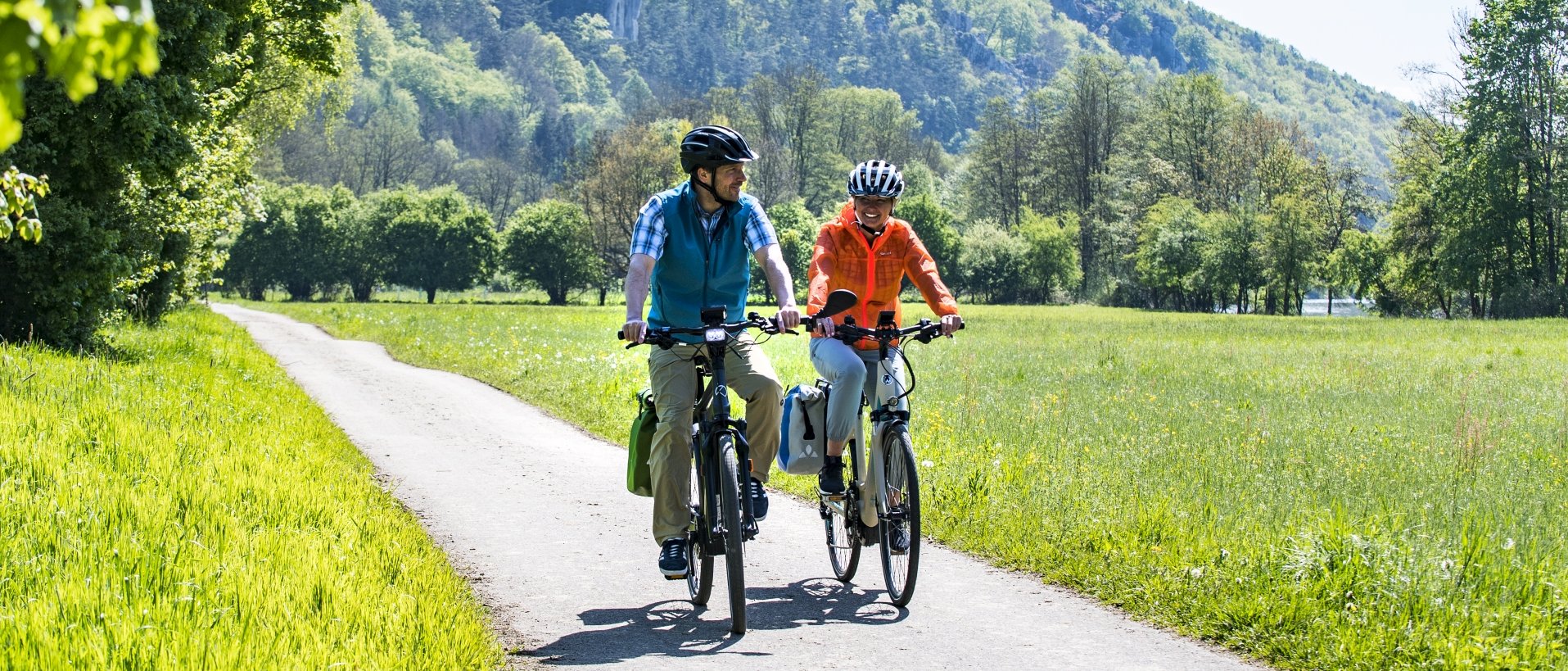 Auf diesem Bild sieht man zwei Radfahrer am Altmühltalradweg