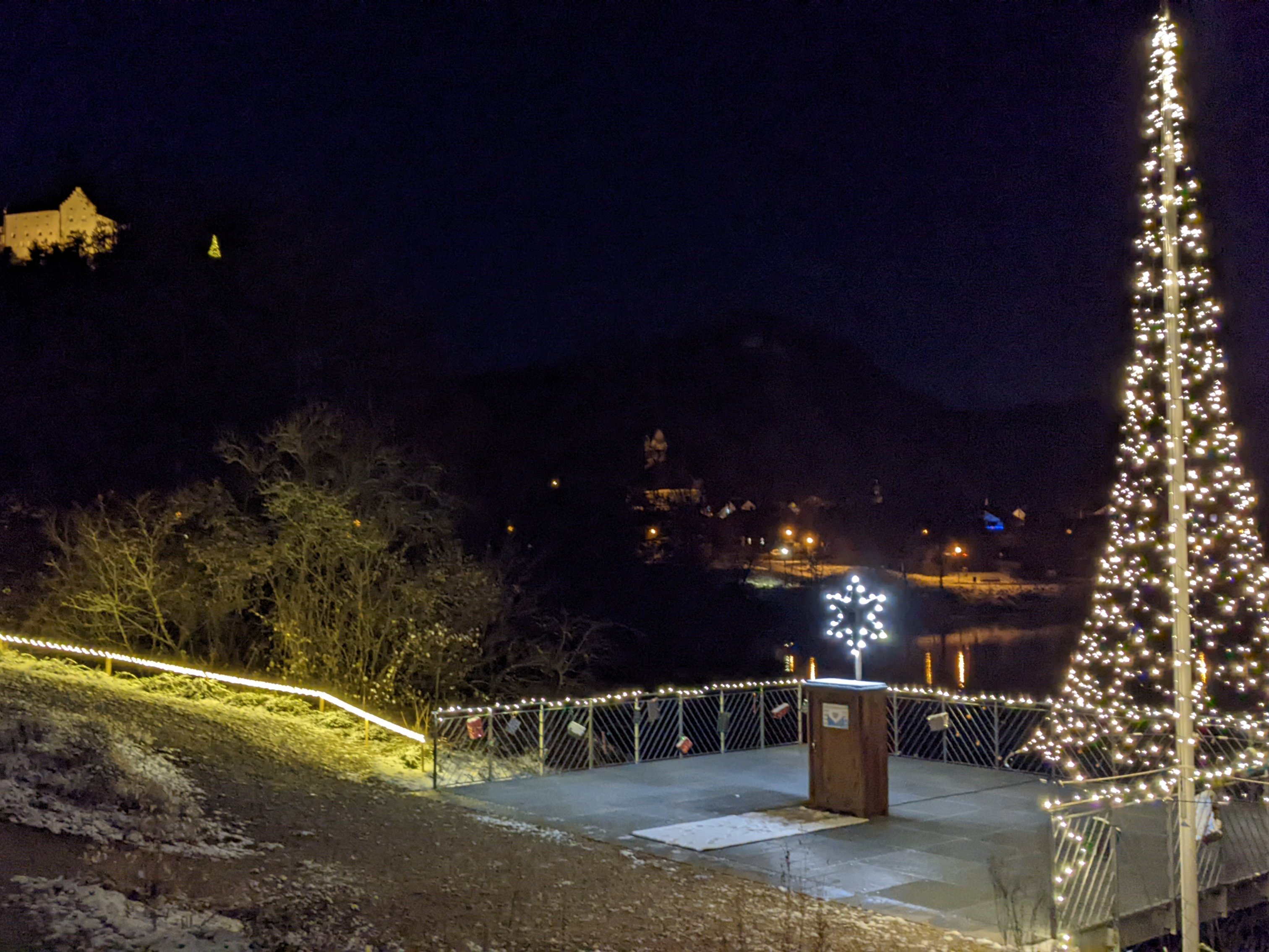Auf diesem Bild sieht man die weihnachtlich geschmückte Seebühne mit Wunschschrank