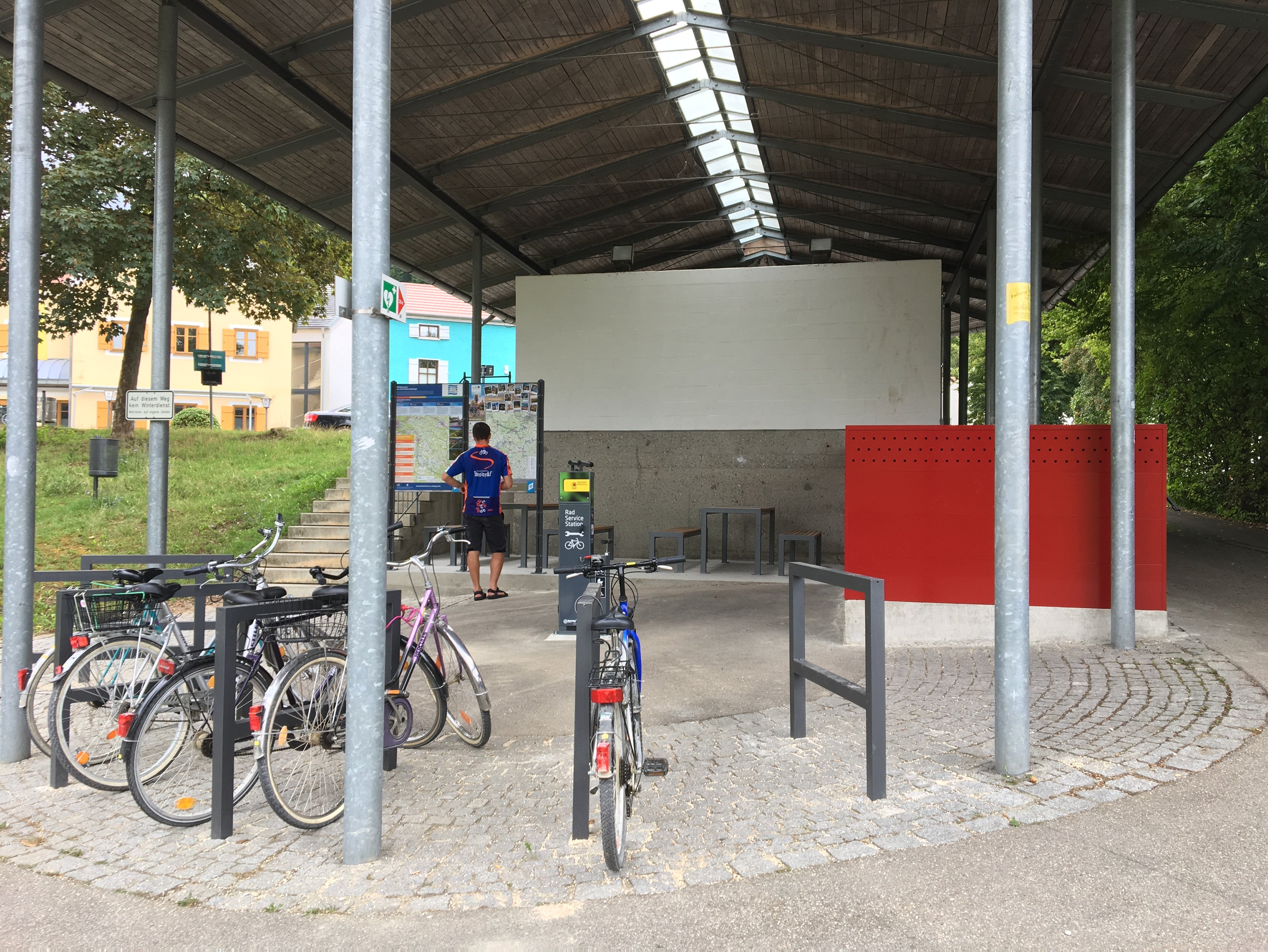 Auf diesem Bild sieht man die Fahrrad Service Station an der Sankt Anna Brücke