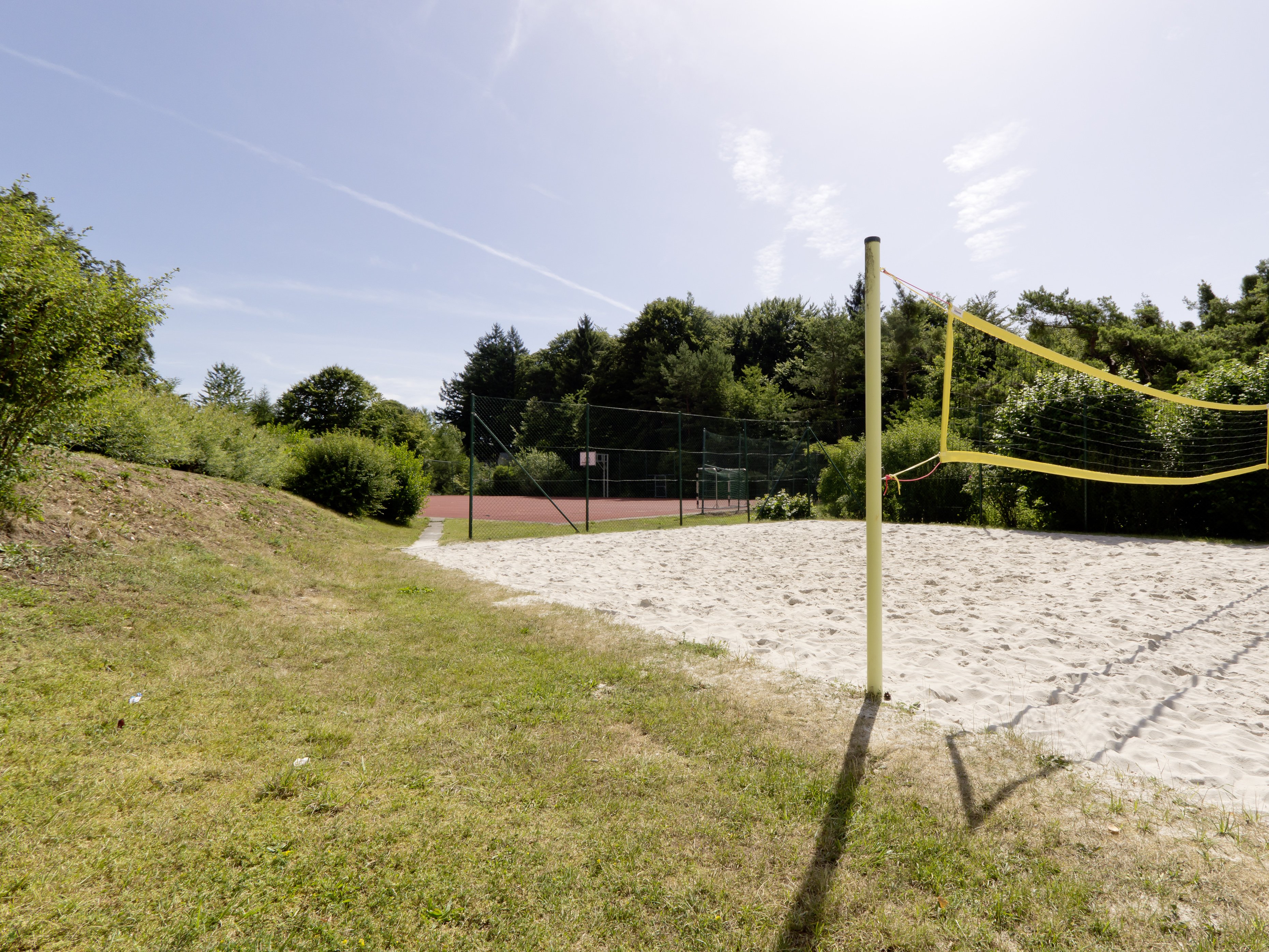 Auf diesem Foto sieht man den Volleyballplatz des Schullandheim