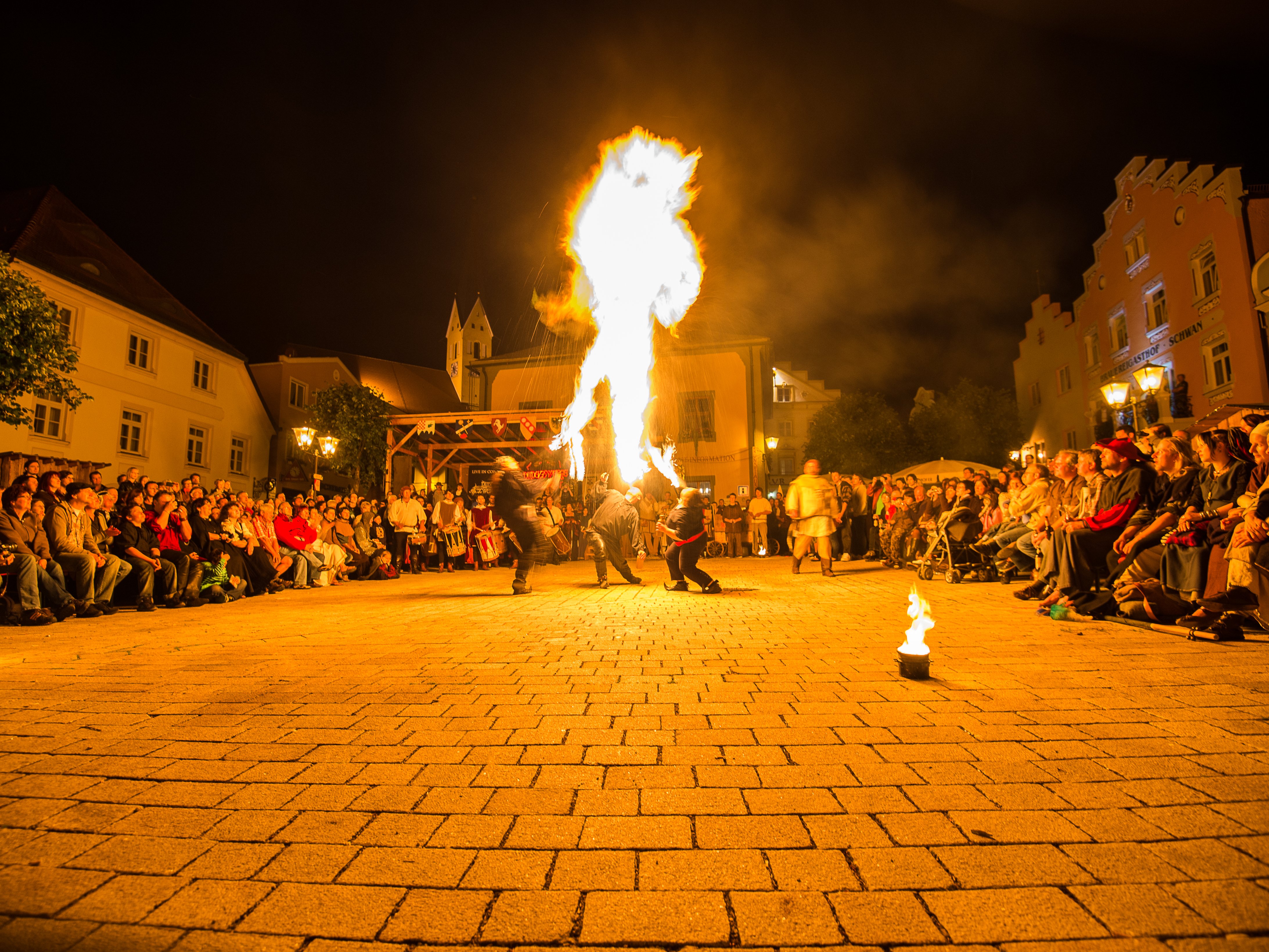 Auf diesem Bild sieht man eine mittelalterliche Feuershow am Marktplatz