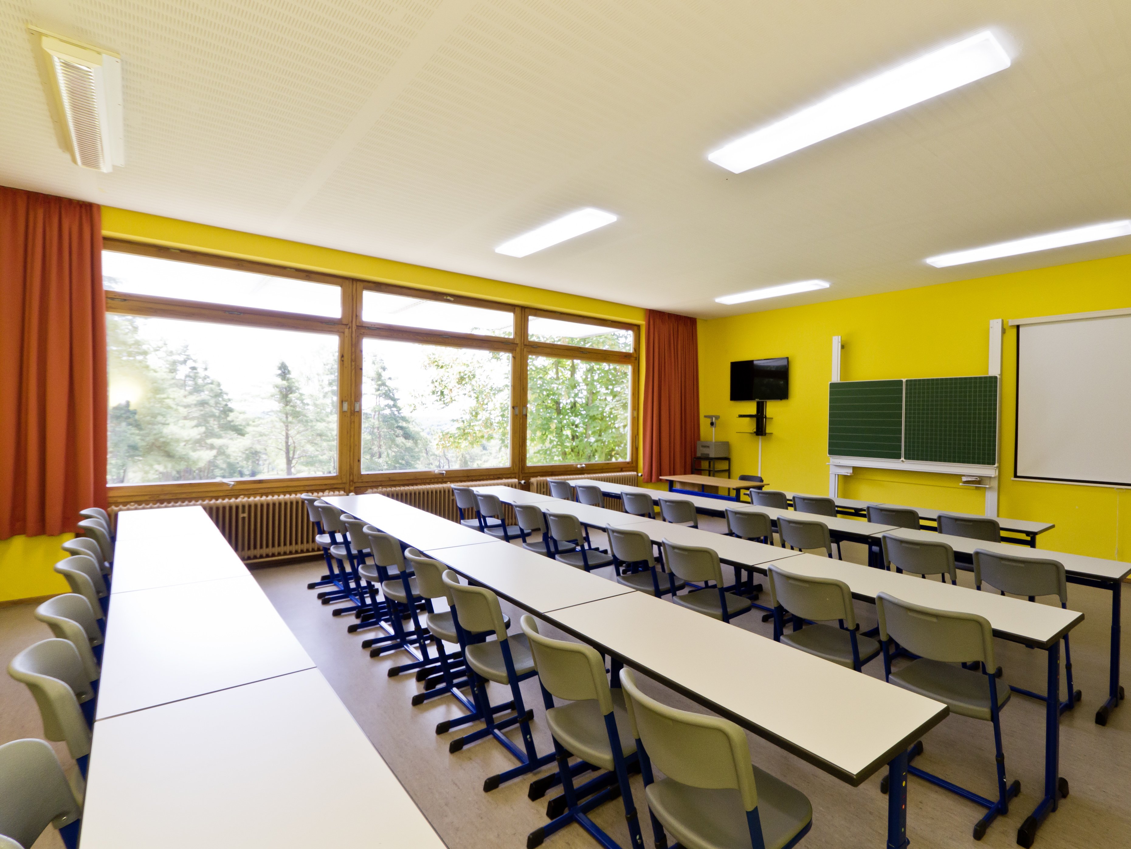 Auf diesem Bild sieht man ein Klassenzimmer im Schullandheim