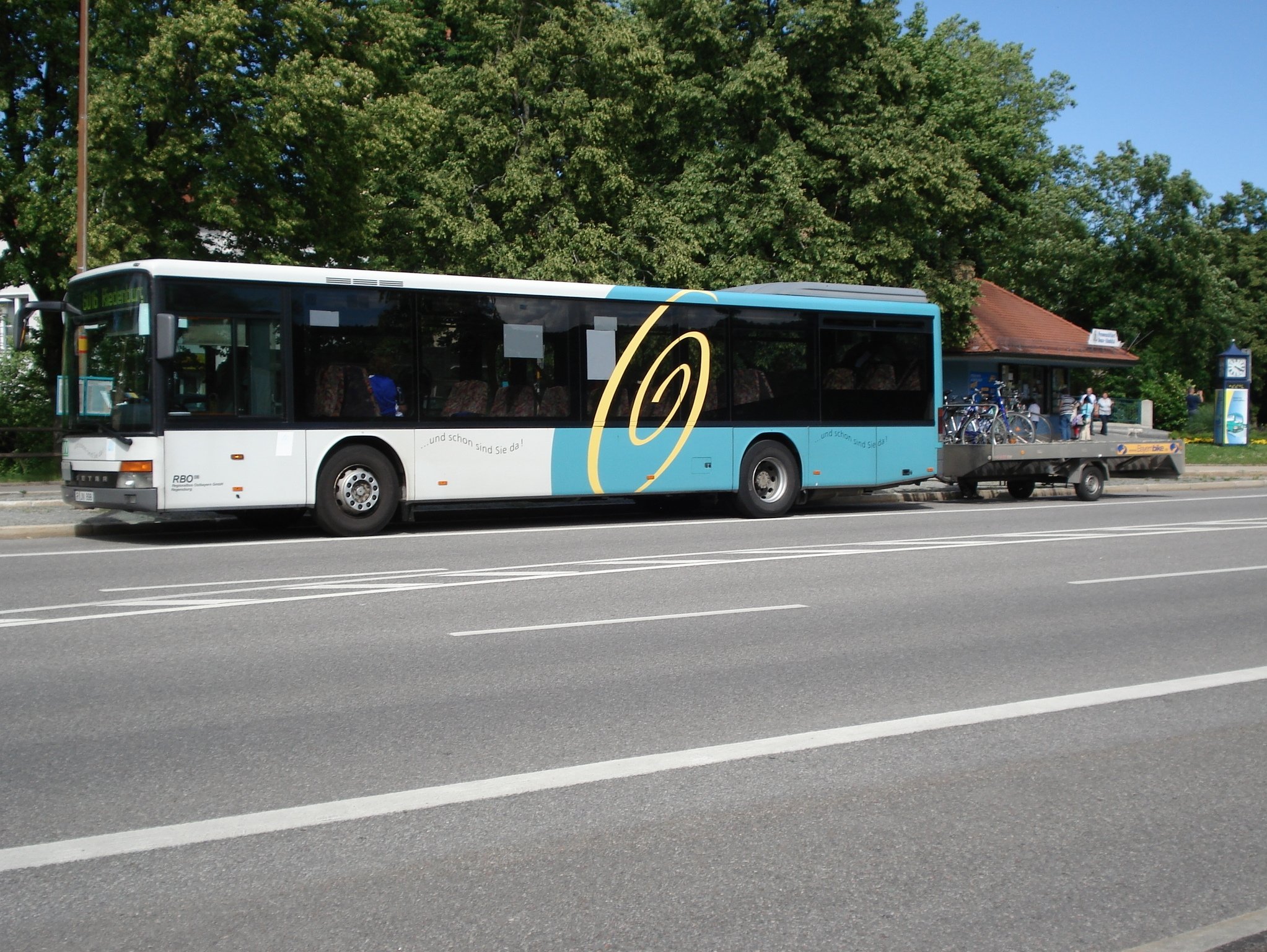 Auf diesem Bild sieht man den Freizeitbus mit Fahrradanhänger