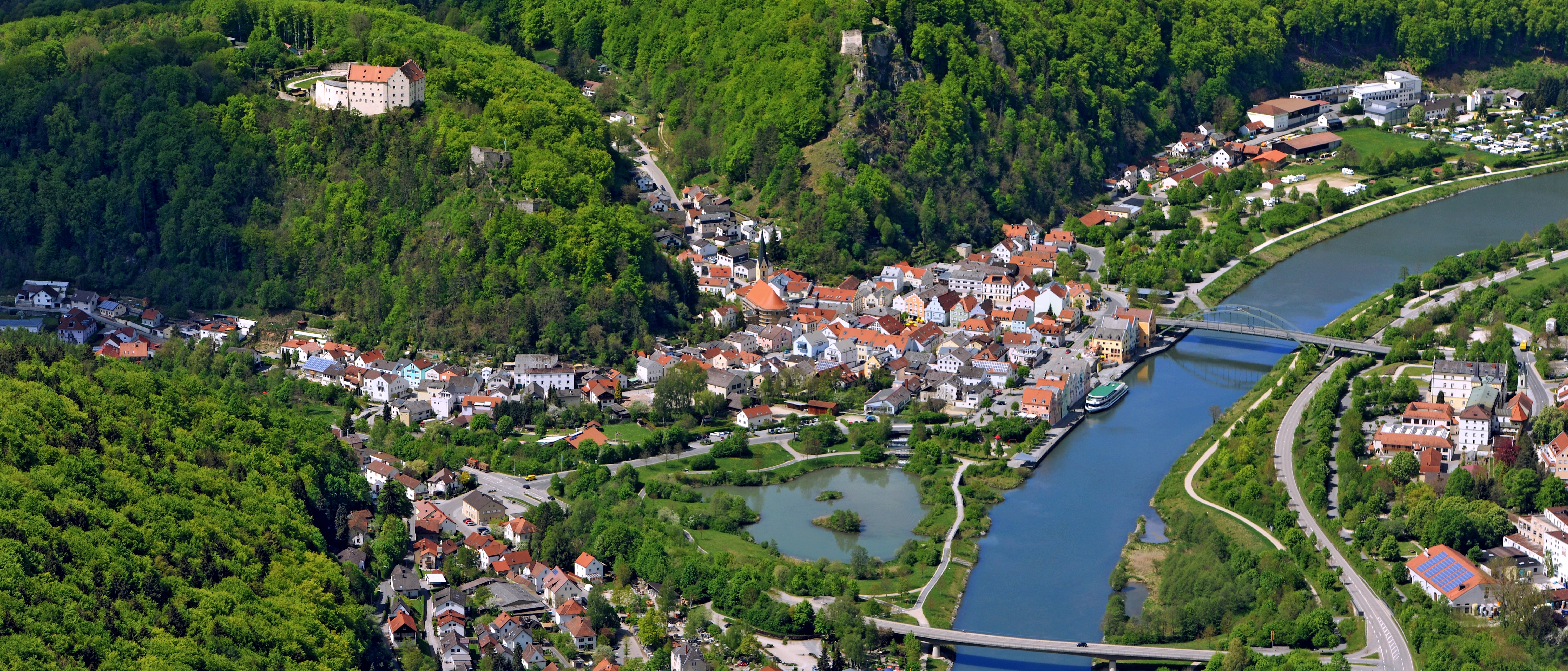 Auf diesem Bild sieht man eine Luftaufnahme von Riedenburg