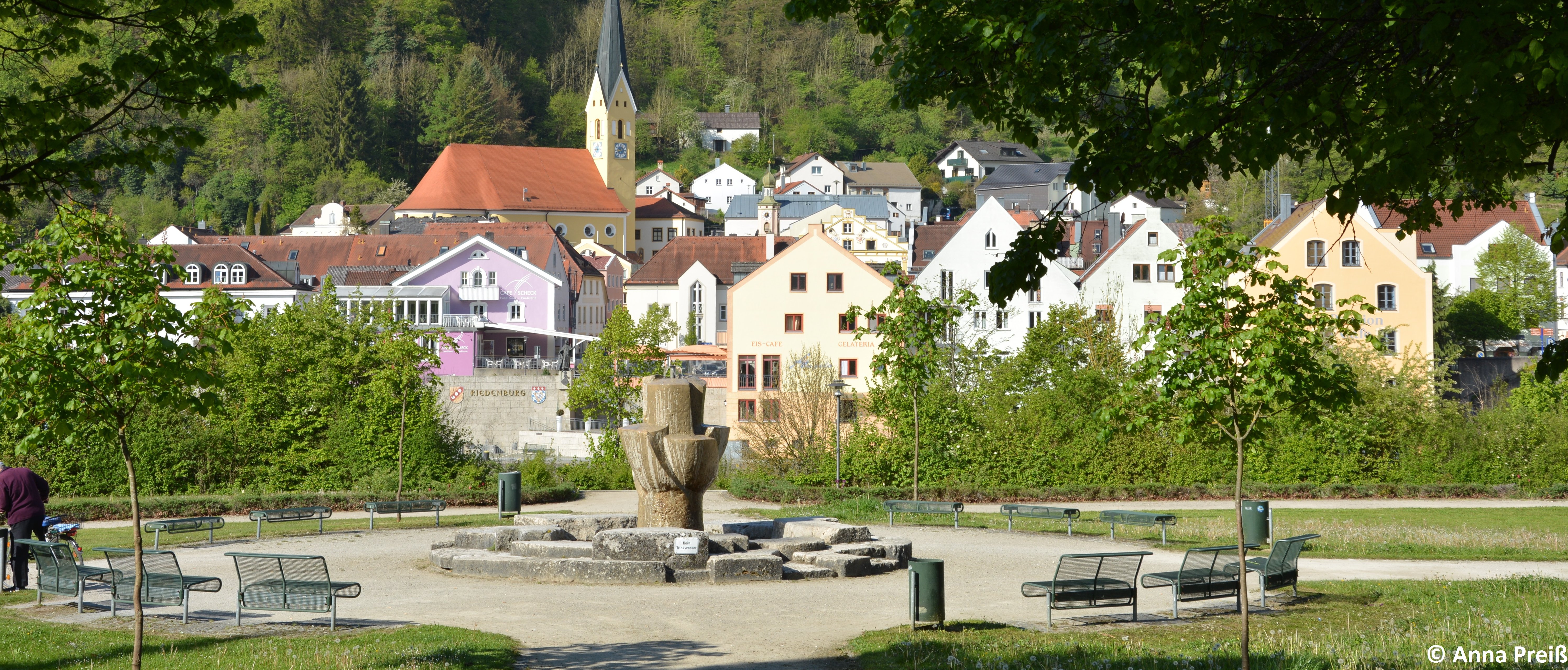 Auf diesen Bild sieht man den Sankt Anna Park mit der Rosenburg im Hintergrund
